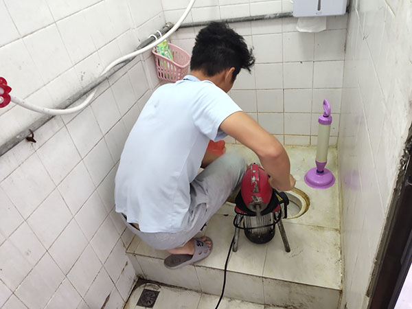 潭门镇管道堵塞冒臭气 专业师傅现场解决问题